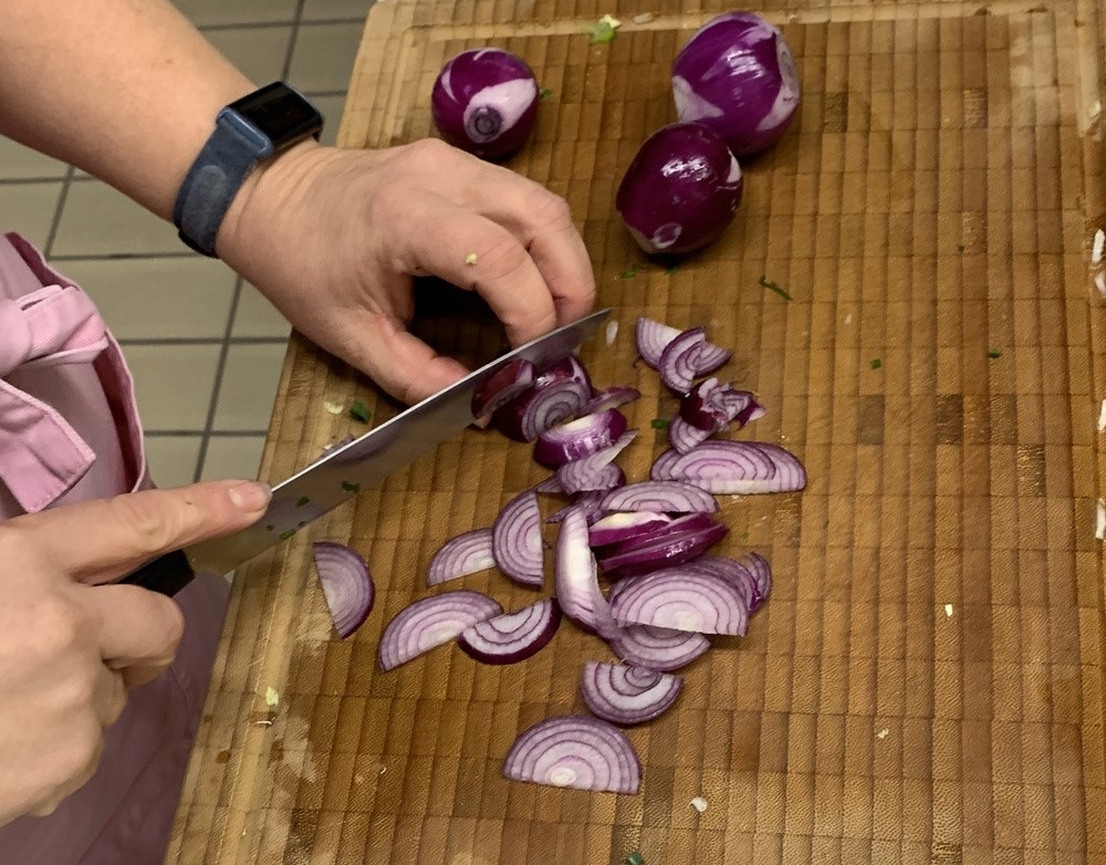 Wino Bio deine Biokiste Workshop Fermentieren Zwiebeln schneiden